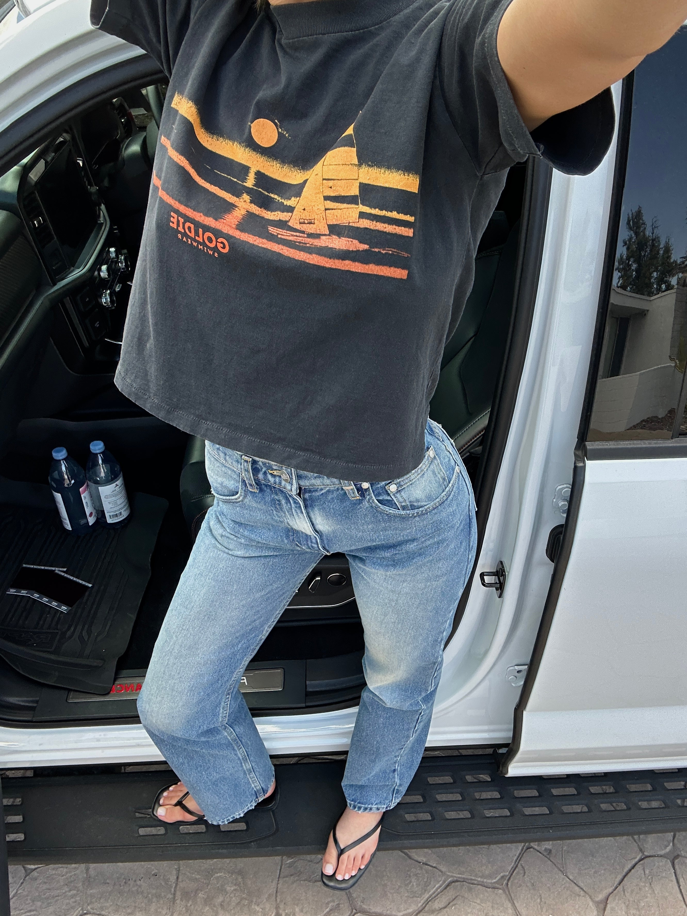 tourist tee / goldie sunset / black